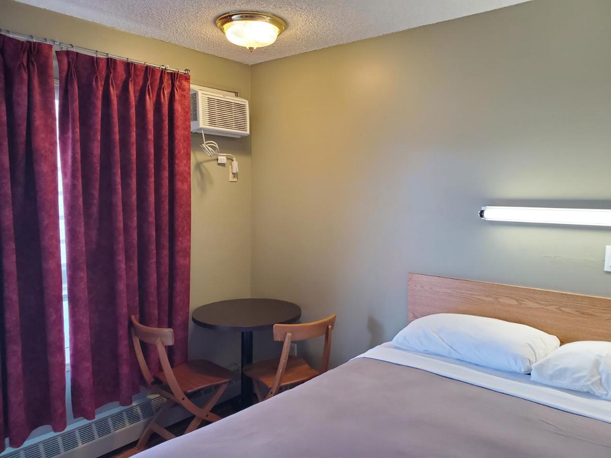 Stars Inn - Motel フォート・サスカチワン エクステリア 写真